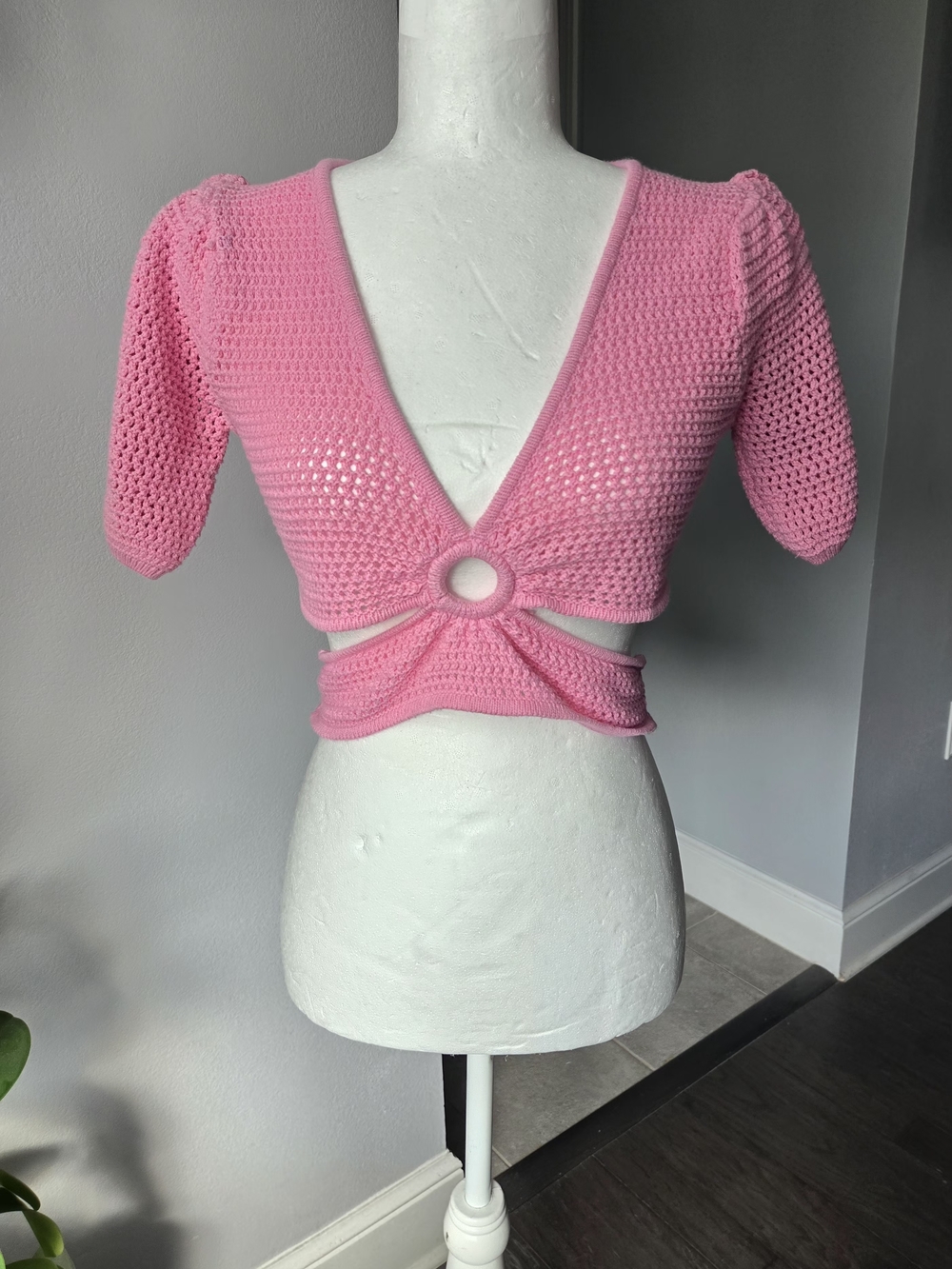 LE LIS Barbiecore Crochet Ring Crop Top / Size S